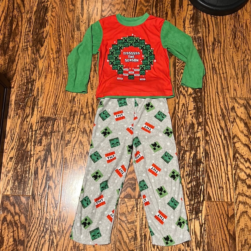 Boys size 8 Minecraft pajama set EUC worn once